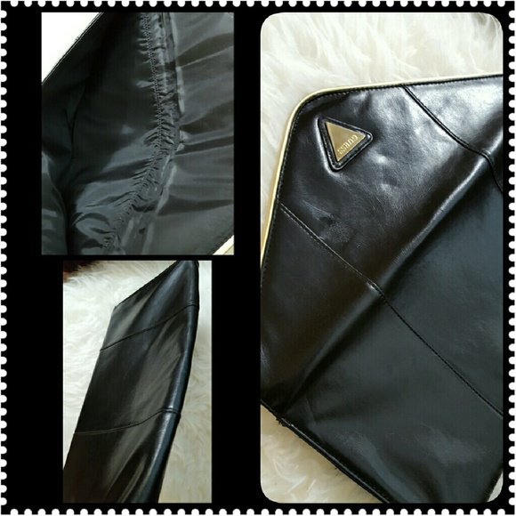 Guess Signature Clutch - Picture 7 of 9