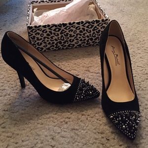 Black pumps