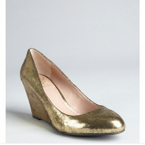 Vince Camuto Melle wedge pumps in gold. size 9