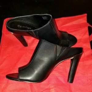 🔥Super sexy Calvin Klein peep toe mules🔥