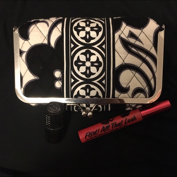 ⚫️Vera Bradley Clutch⚫️