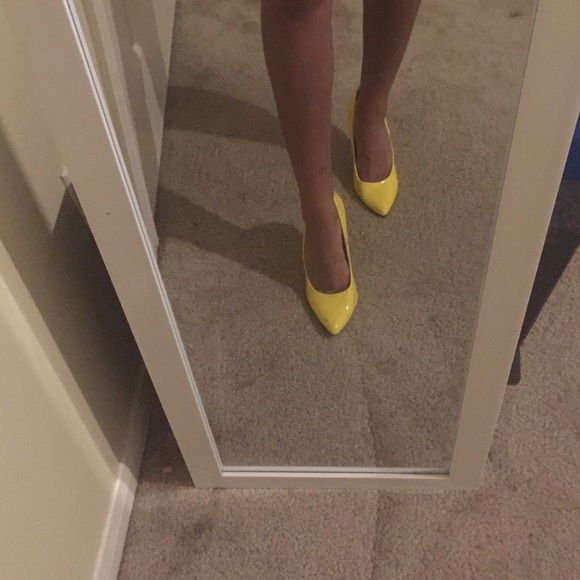 Yellow pointed toe heels