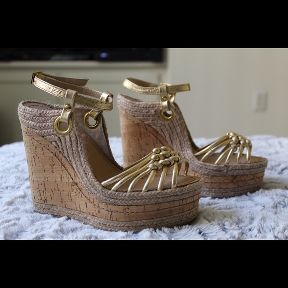 👠Gold wedges (Halston)