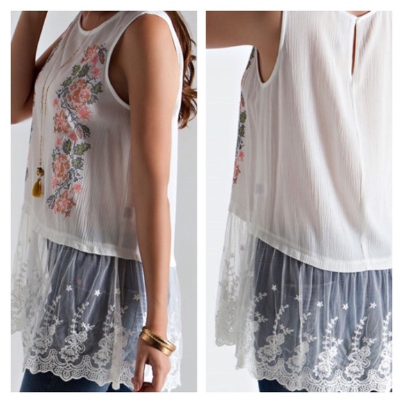 🌺HP 7/18🌺 FLORAL EMBROIDERY & LACE TUNIC - Picture 2 of 2