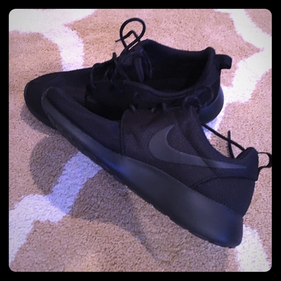 Women's Nike Roshe's size 8