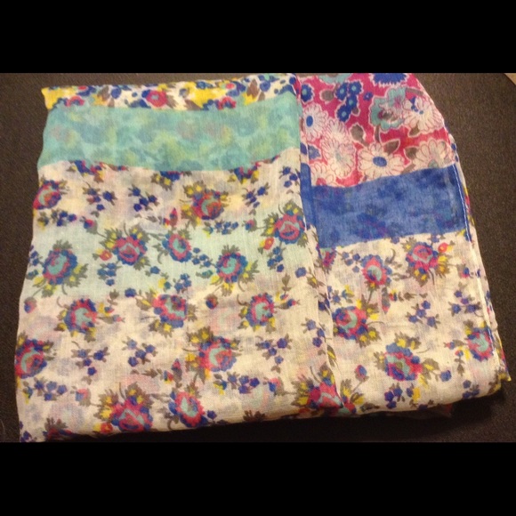 🔵Grey Chevron & Mutifloral Scarf Set with Gloves - Picture 2 of 4