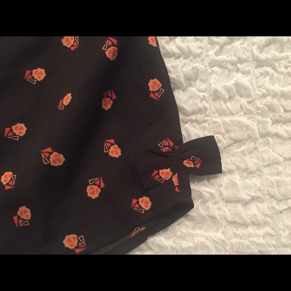 NWOT TOPSHOP ROSE PRINT BOW DETAIL SHORTS - Picture 2 of 4