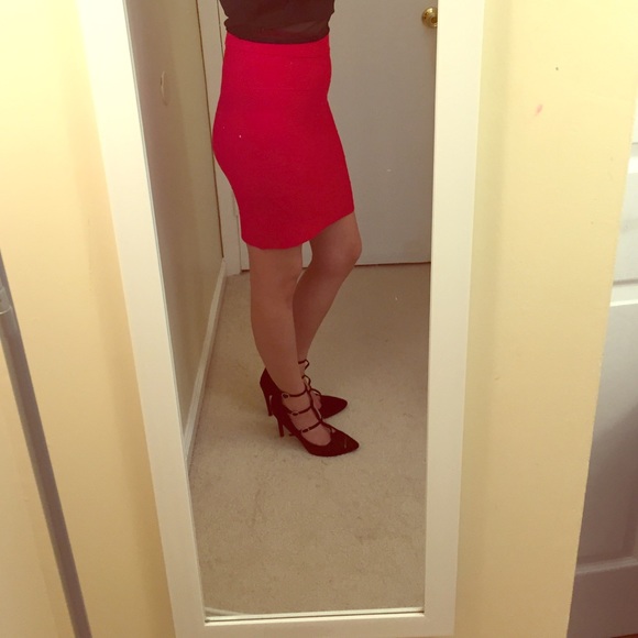 Red skirt, perfect for girls night out! ✨💃🏻