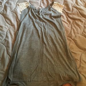 Gray shirt shoulder eyelet