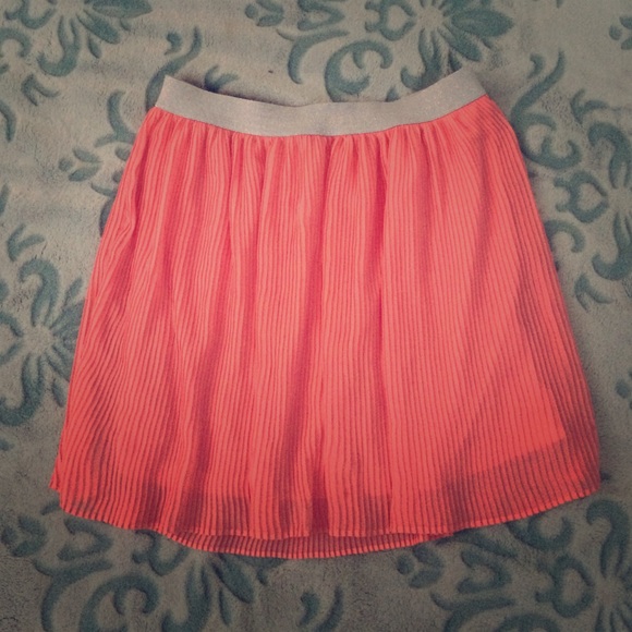 Peachy skirt with silver belt rim🌟