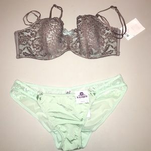 Matching bra and panty set MAKE A COUNTEROFFER 😁