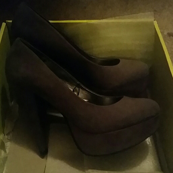 NWOT Forever 21 grey suede pumps
