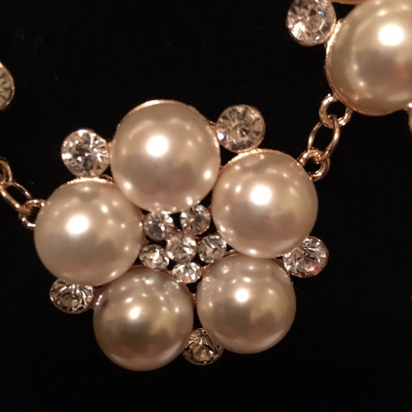 LAST ONE‼️ Pearl Flower Necklace - Picture 2 of 4