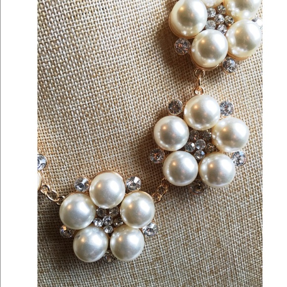 LAST ONE‼️ Pearl Flower Necklace - Picture 4 of 4