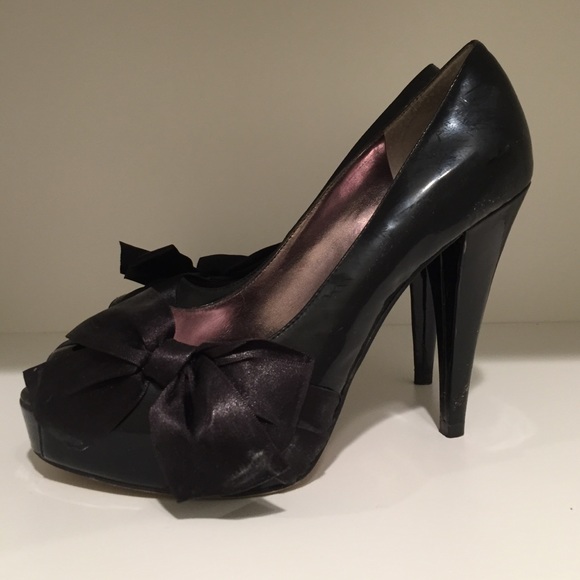 Black patent leather pumps bow tie detail