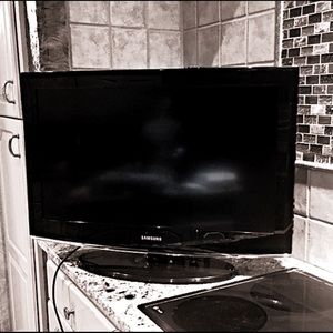 32" Samsung LCD Flat Screen 1080p video features