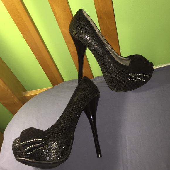 Black sparkly Qupid 6 inch Heels with Bow toe!