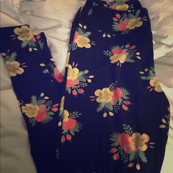 VGUC TC LuLaRoe black and floral leggings