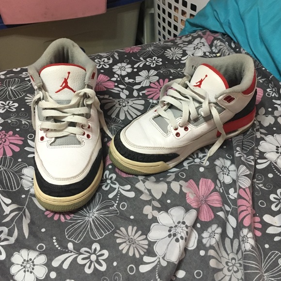 Fire red 3's SIZE 5.5y