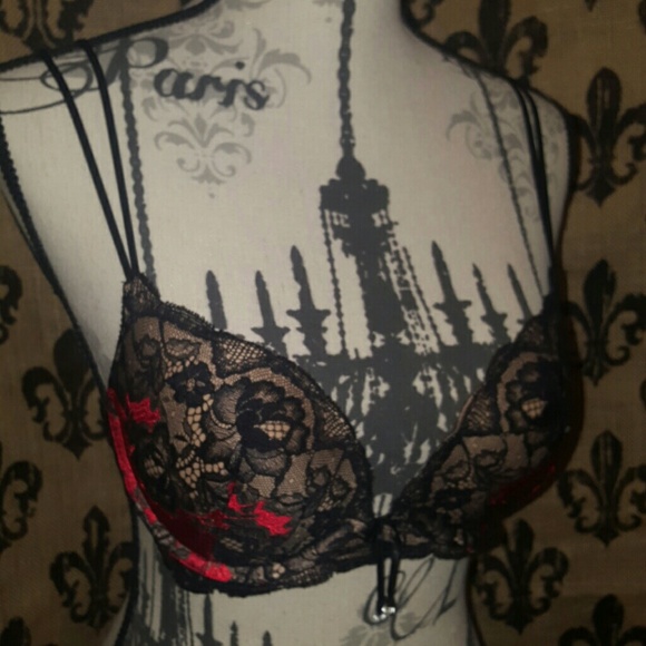 Victoria's Secret Other - 🍒NEW LISTING🍒Victoria Secret push-up lace bra