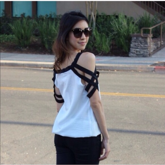 Relished white and black Venezia top. - Picture 2 of 3