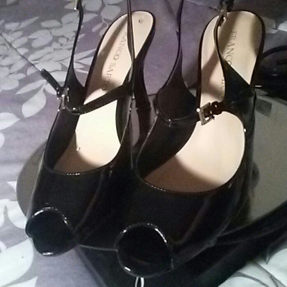 Glossy bucle non slip heel