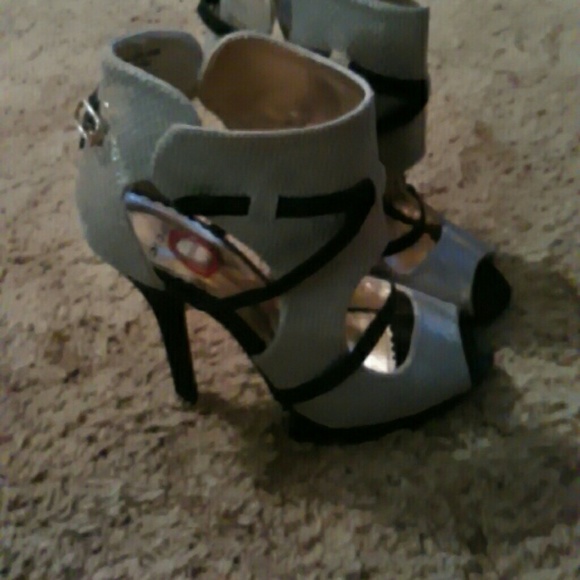 Heels - Picture 3 of 3