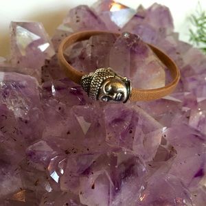 👑HP💐Natural tan leather bracelet & buddha clasp
