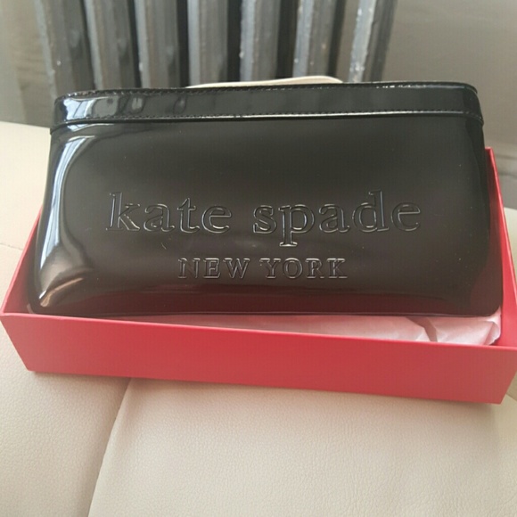 New Kate spade wristlet with gift box - Picture 1 of 3