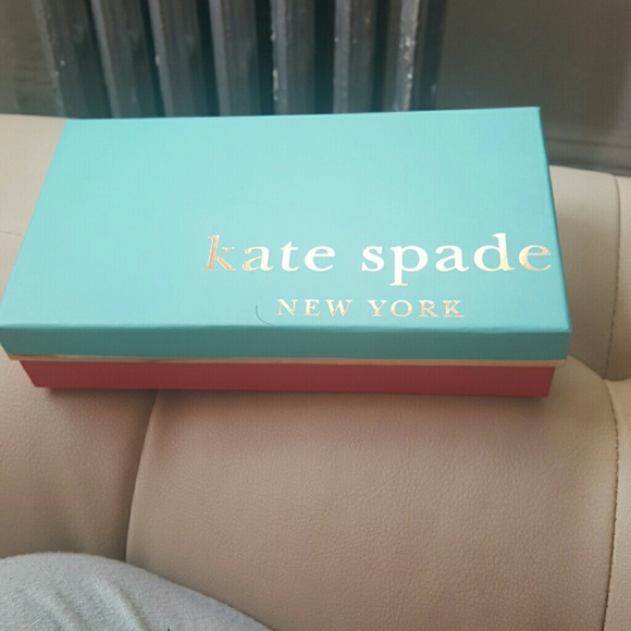 New Kate spade wristlet with gift box - Picture 3 of 3