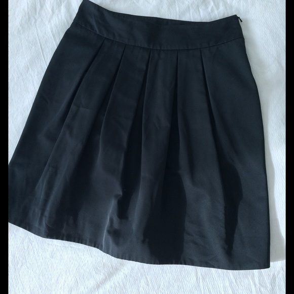 MaxMara weekend skirt with pleated front. Size 6.