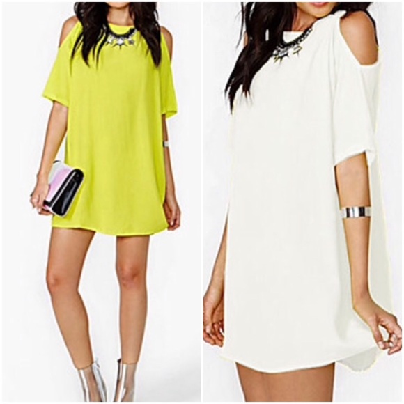 Adorable yellow mini🌼host pick - Picture 2 of 4