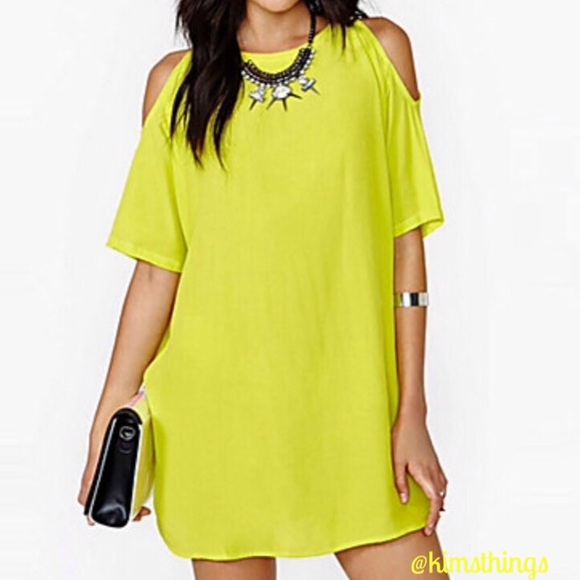 Adorable yellow mini🌼host pick - Picture 3 of 4