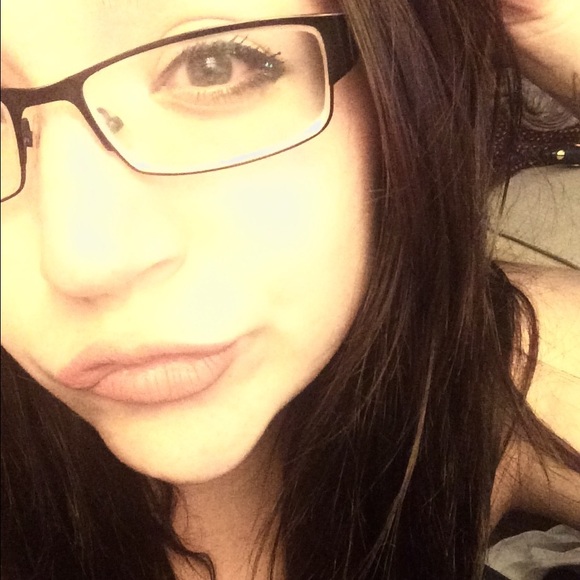 Meet your Posher, Cait - Picture 2 of 2