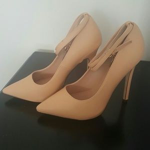Nude Pumps