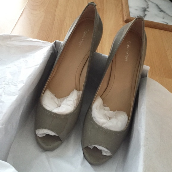 NIB Calvin Klein Kail Patent Pumps - smoke gray
