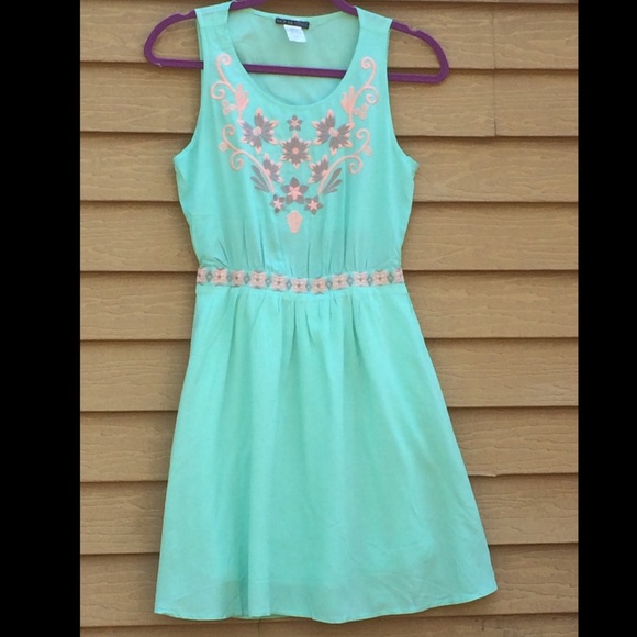 ❗️SOLD OUT❗️🎉Host Pick🎉 Mint Dress - Picture 3 of 4