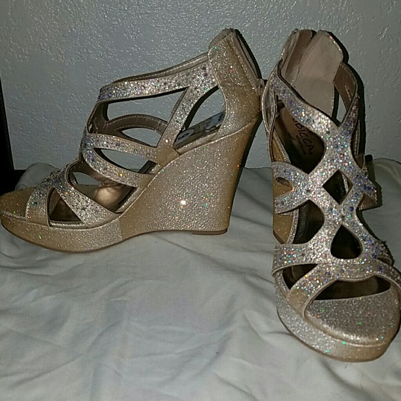 One (1) pair of Sbicca Champagne wedges