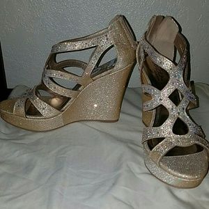 One (1) pair of Sbicca Champagne wedges