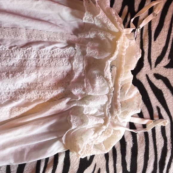 I'm selling a crop top - Picture 2 of 4