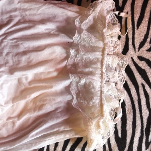 I'm selling a crop top - Picture 4 of 4