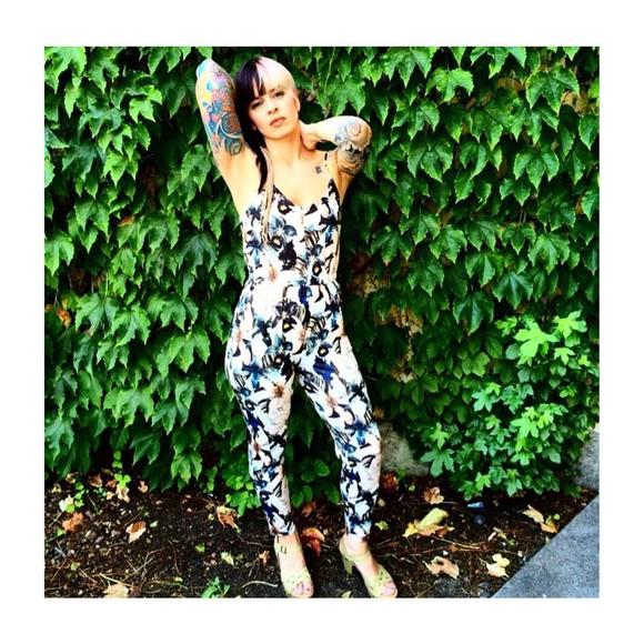 Meet your Posher, Nicole - Picture 2 of 4