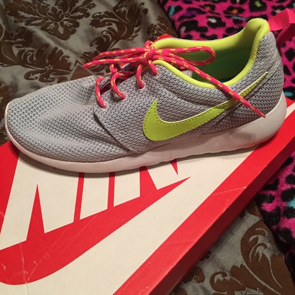 Gray rosherun size 6 in girls.