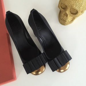 Tory Burch heels in black satin and gold.