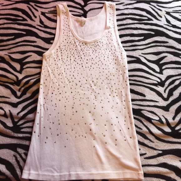 I'm selling a white tank top
