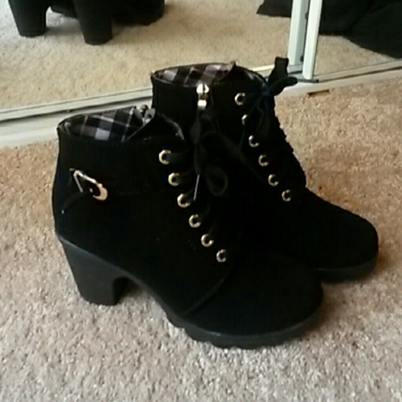 NWOT Cute Black Booties with Gold Details Size 9