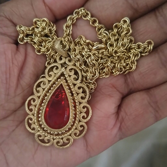 Avon Jewelry - 💟💟SOLD💟💟Gorgeous scrolled pear necklace