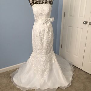 NEVER WORN beautiful custom wedding gown! size 6