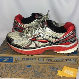 Brooks running shoes size 7 youth white red black