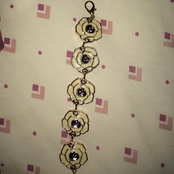 Flower Braclet - Picture 1 of 2